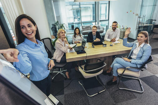 Našim firemním klientům poskytujeme komplexní servis týkající se jazykové výuky.