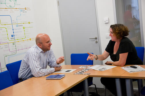 Individuální lekce francouzštiny v učebně Paříž.