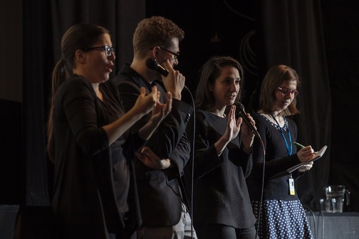 Tlumočení debaty na festivalu Jeden svět 2017